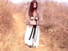 Nữ tù nhân bị đám quan binh chơi đến sưng lồn