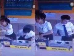 Em Nhân Viên Thế Giới Di Động Ưỡn Lồn Cho Anh Quản Lý Móc Bím