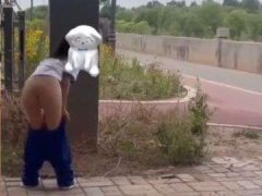 Ngắm Gái Xinh Vạch Quần Khoe Bím Trước Mặt Đám Đàn Ông Lạ