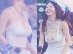 Cô Ca Sĩ Xinh Đẹp Có Cặp Vú To Khổng Lồ